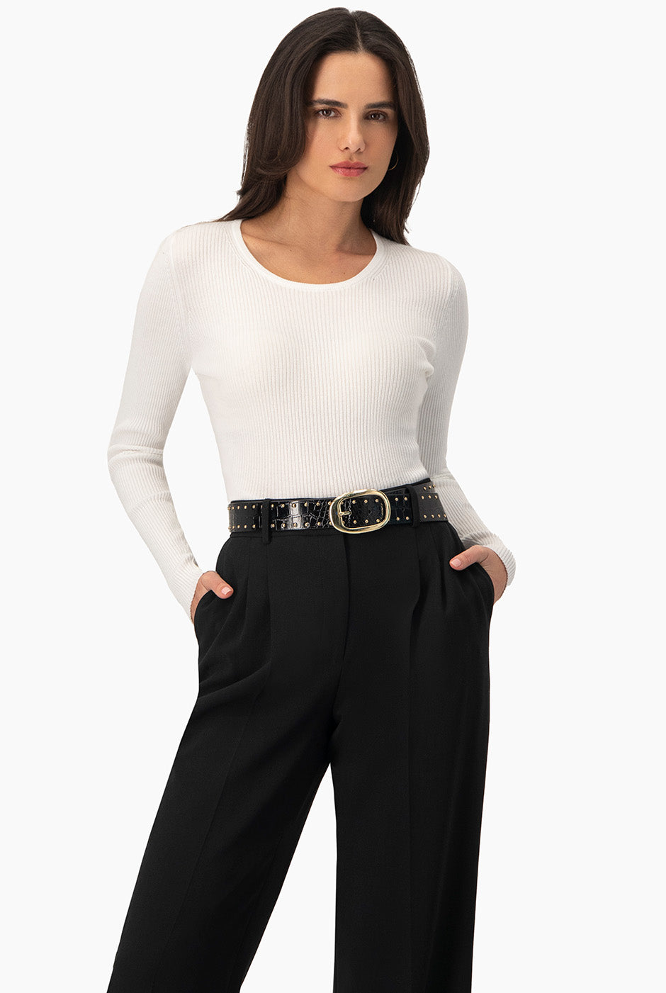 Suéter blanco acanalado con cuello redondo y manga larga