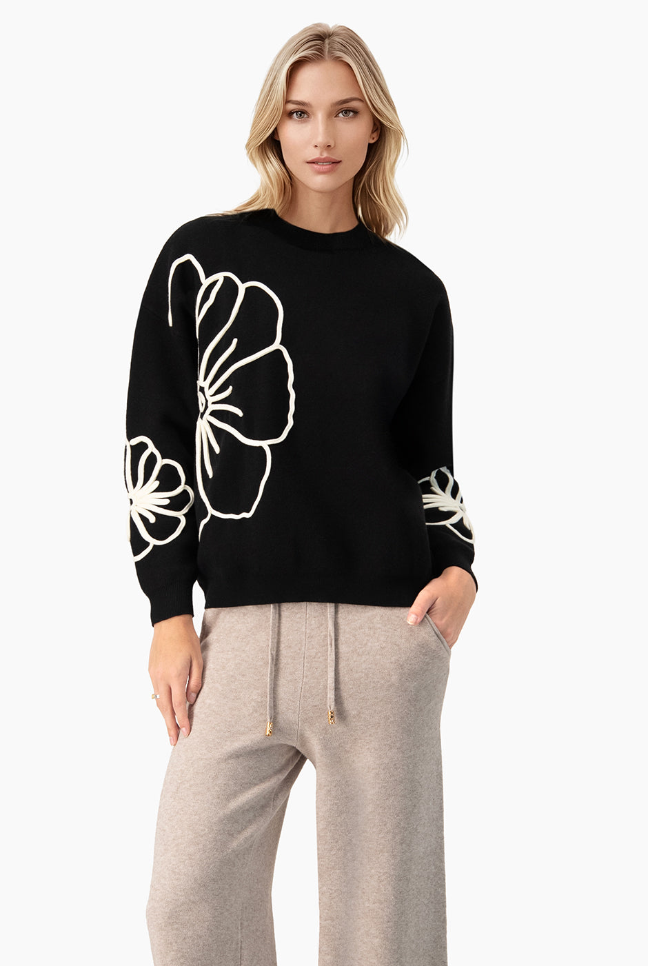 Pullover negro con cinta decorativa en contraste y estampado floral
