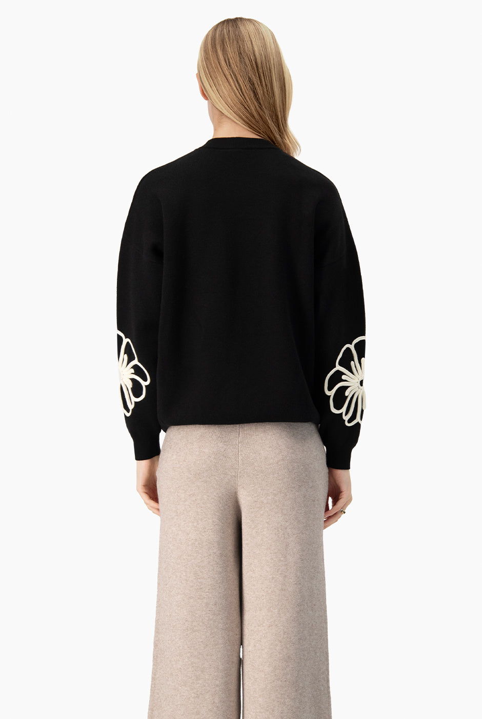 Pullover negro con cinta decorativa en contraste y estampado floral