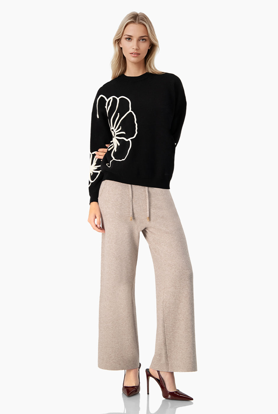 Pullover negro con cinta decorativa en contraste y estampado floral