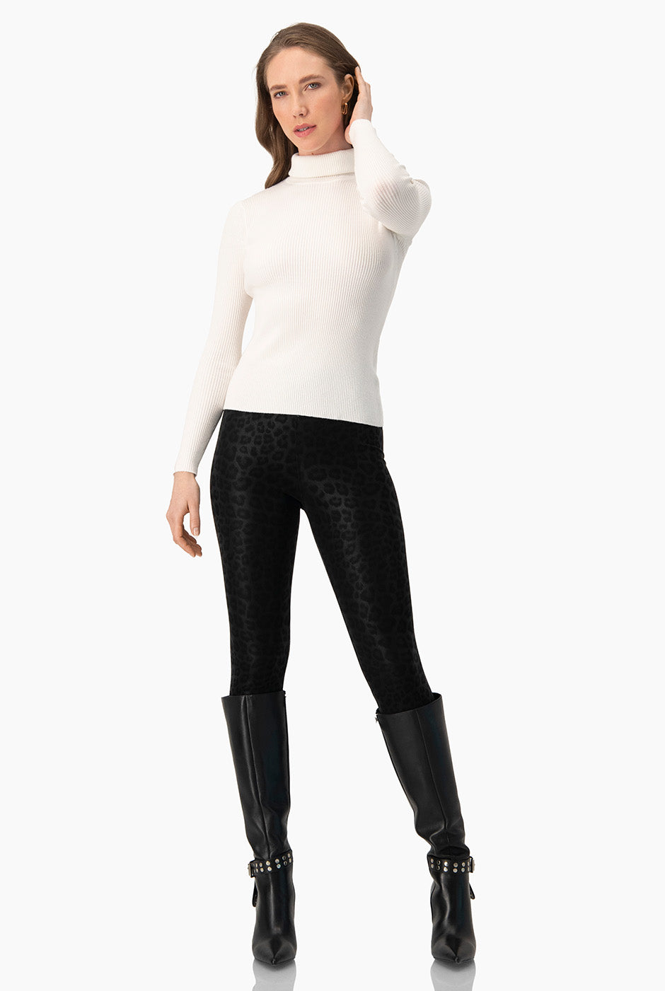 Suéter ribbed acanalado de color hueso con cuello tortuga