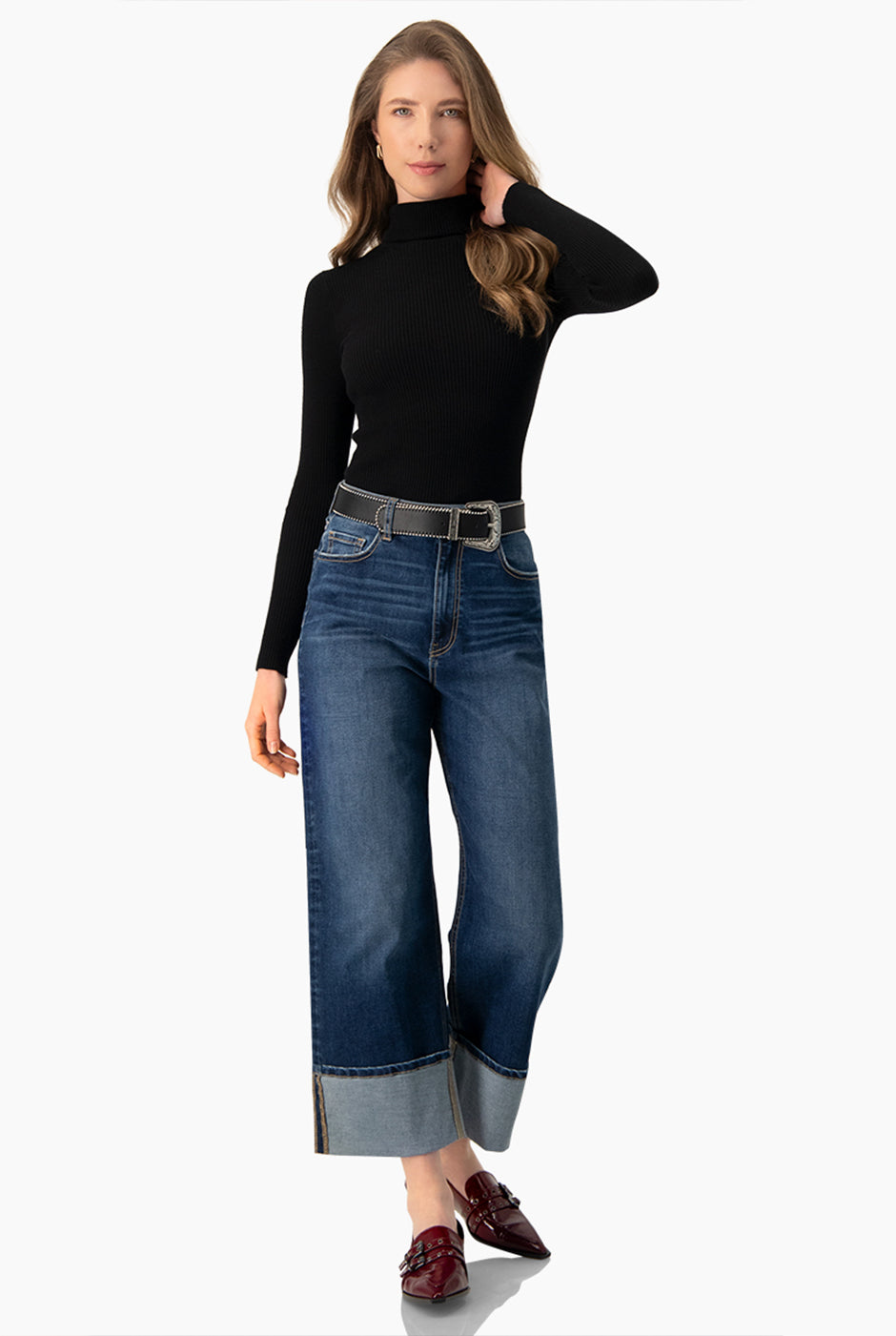 Suéter negro acanalado de cuello alto con mangas largas