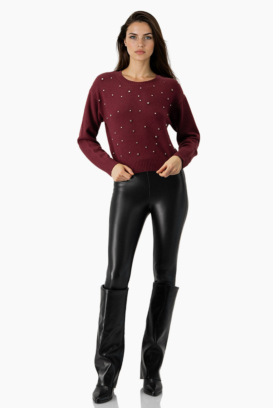 Suéter vino con apliques metálicos y bordes acanalados