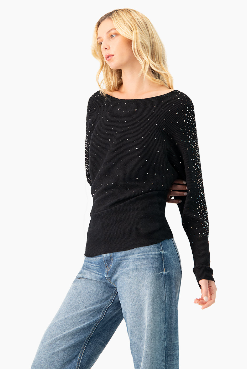Suéter negro con piedras brillantes y mangas largas