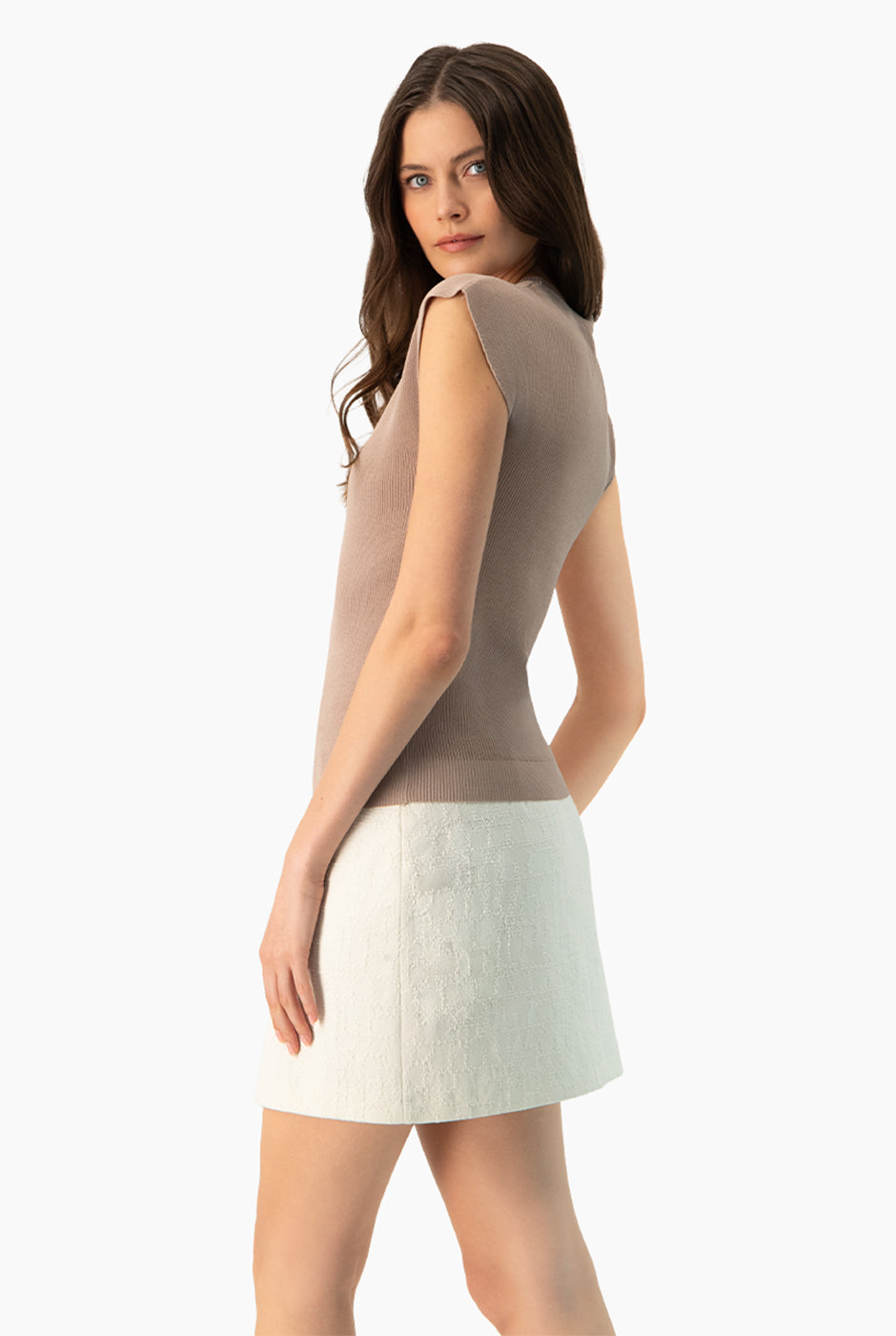 Pullover ligero beige sin mangas con cuello redondo