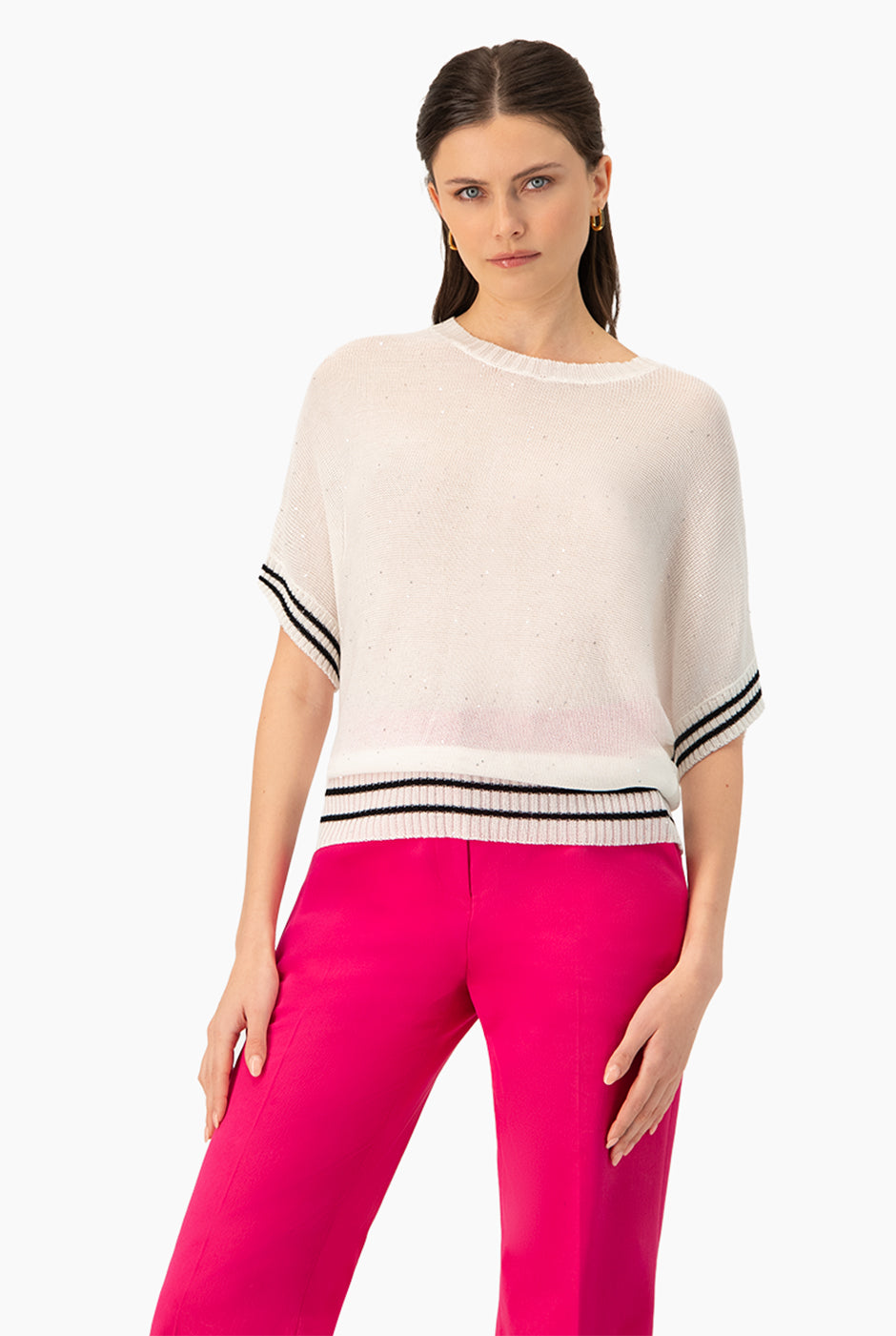 Suéter pullover blanco con rayas negras y mangas cortas