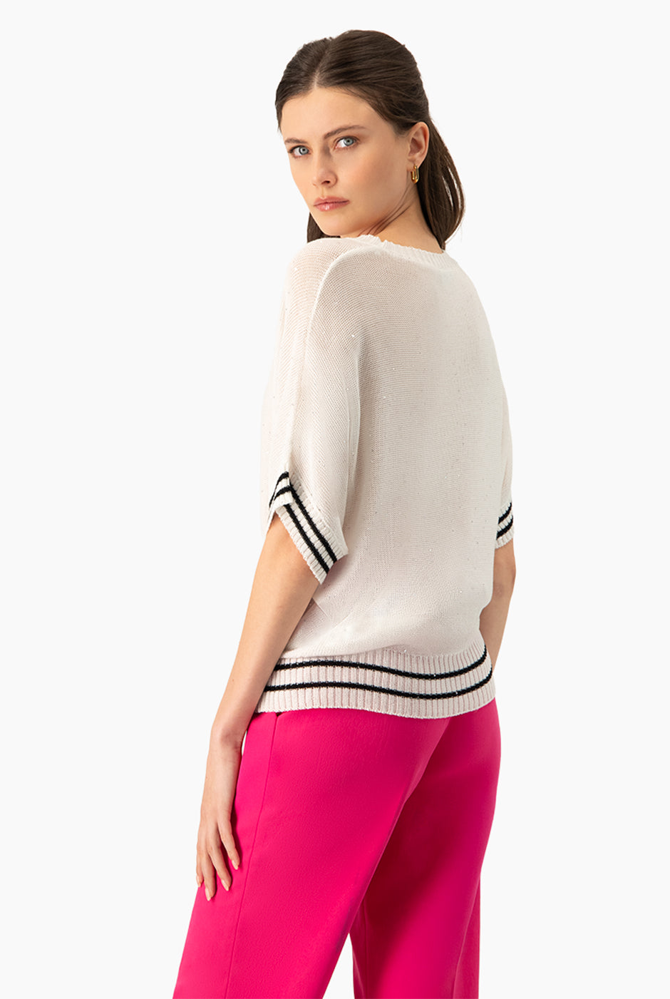 Suéter pullover blanco con rayas negras y mangas cortas