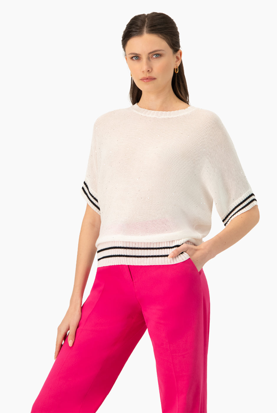 Suéter pullover blanco con rayas negras y mangas cortas