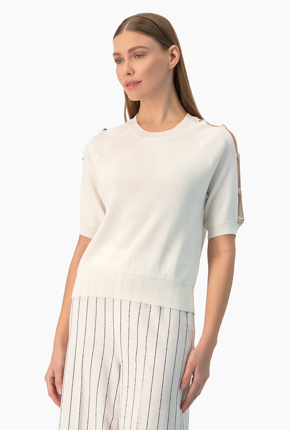 Suéter blanco con botones metálicos y manga 3/4
