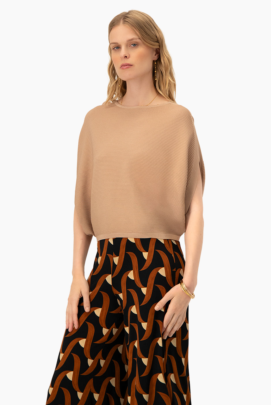 Pullover beige con escote en V en la espalda