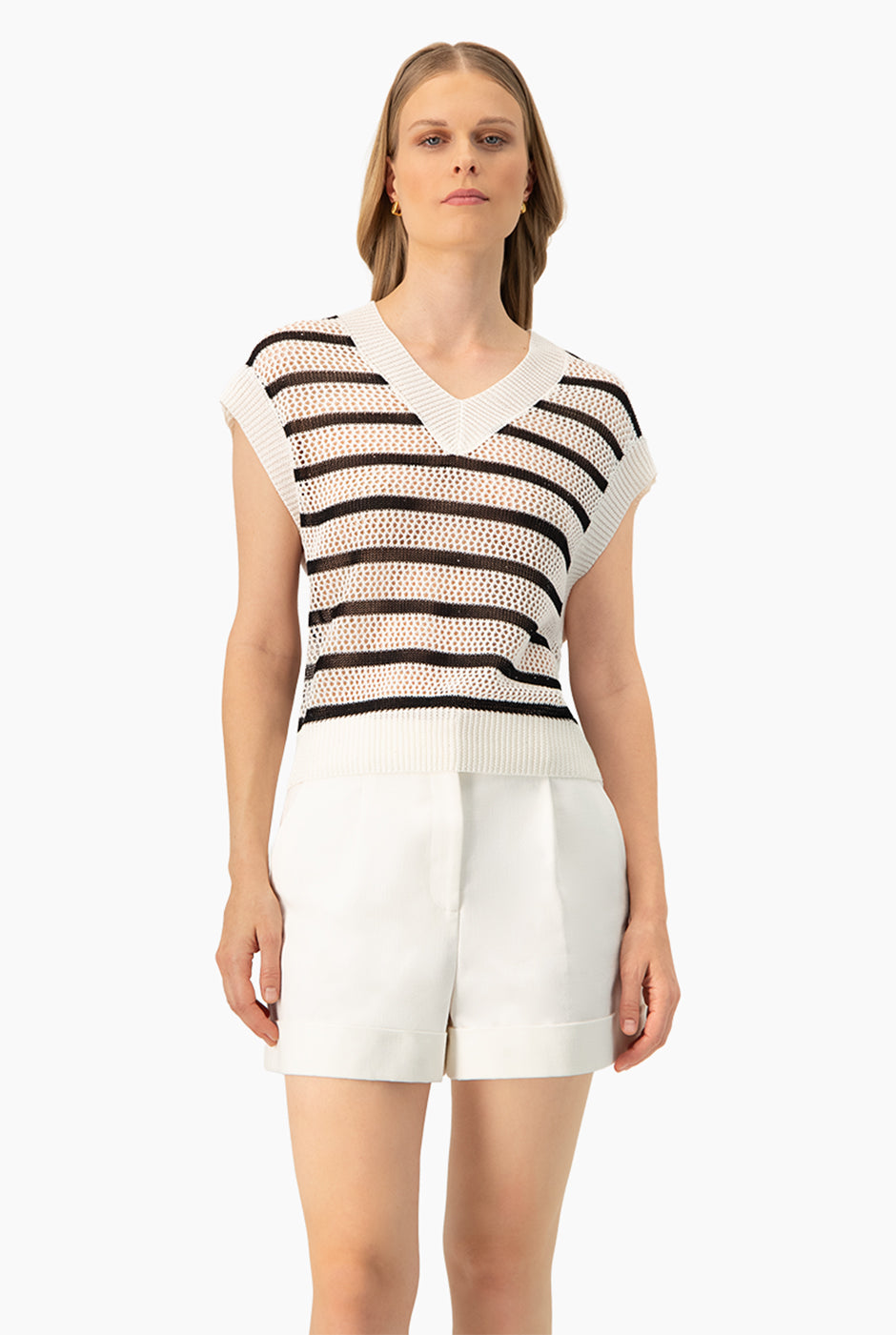 Chaleco tejido blanco con rayas y escote en V
