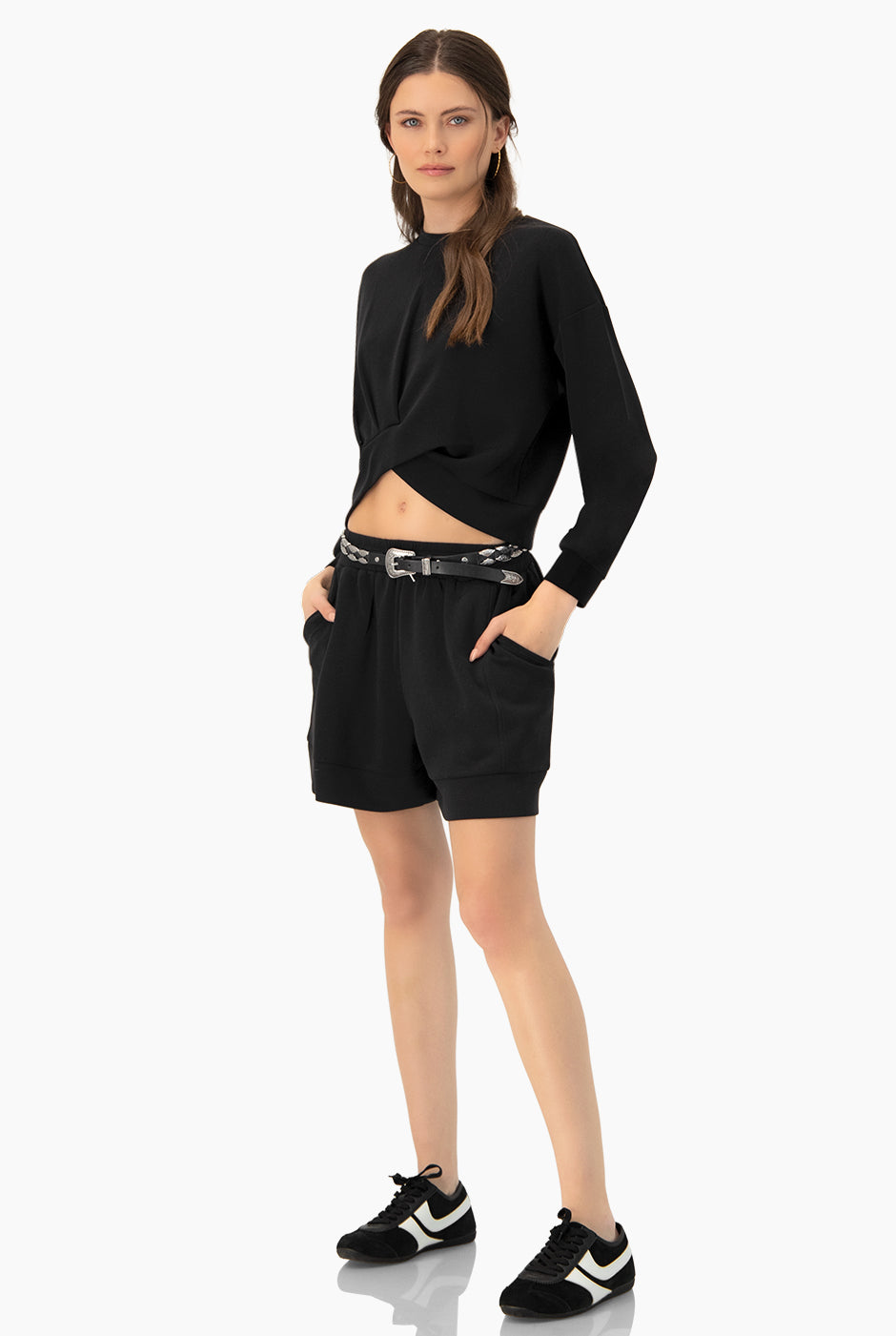 Set de sudadera cropped y short negro con detalles modernos