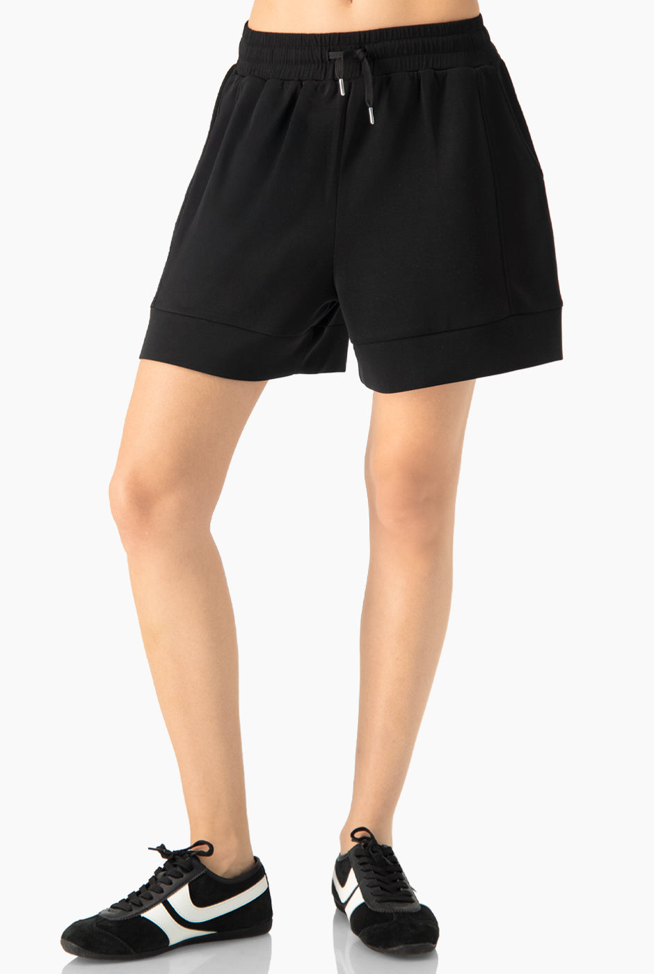 Set de sudadera cropped y short negro con detalles modernos