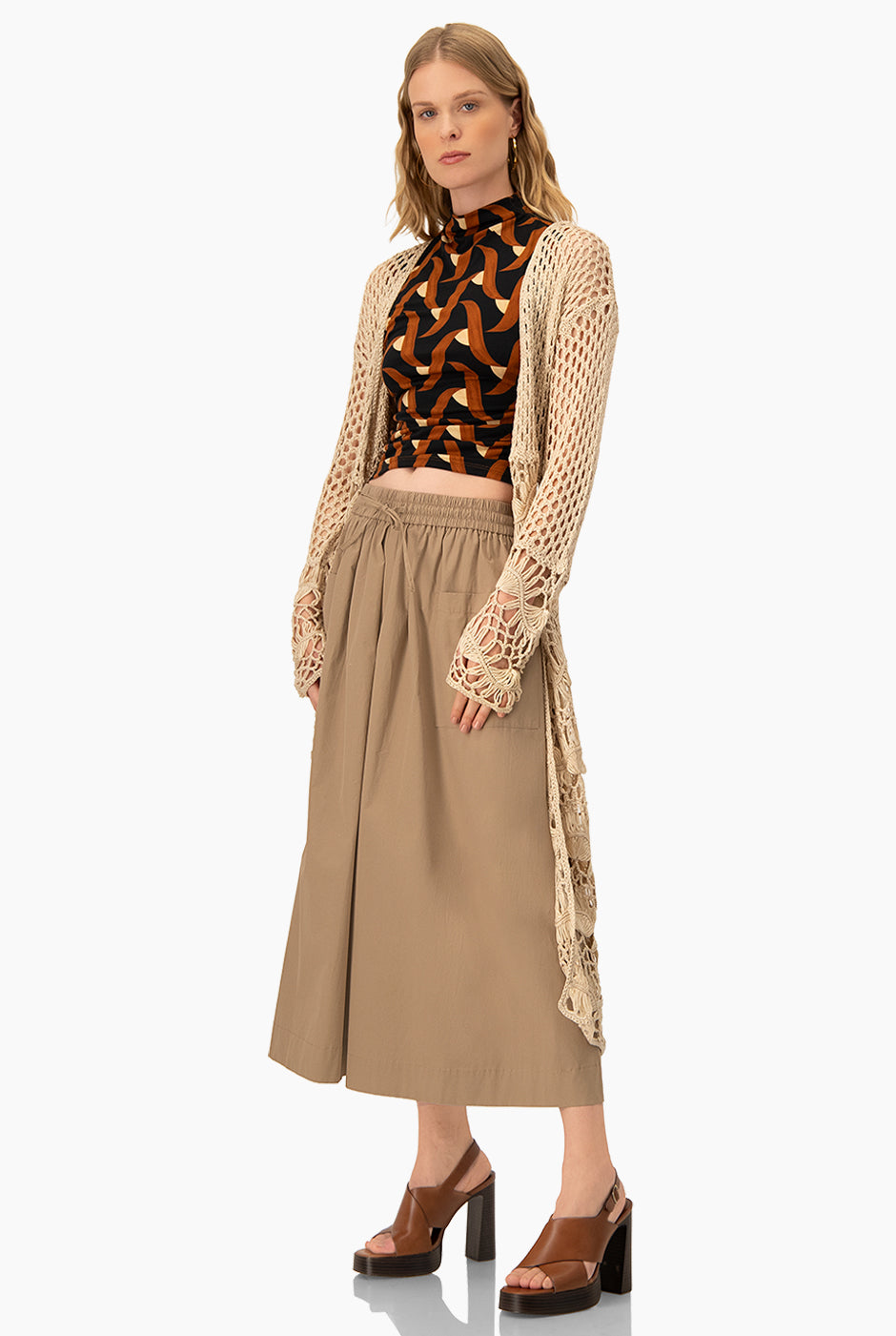 Cárdigan calado beige de tejido crochet