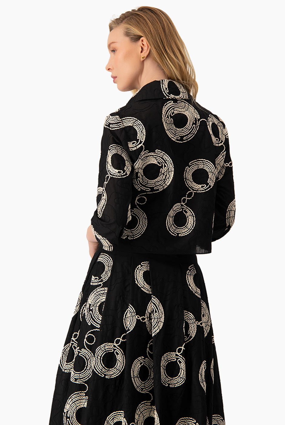 Camisa corta negra con bordado y manga larga