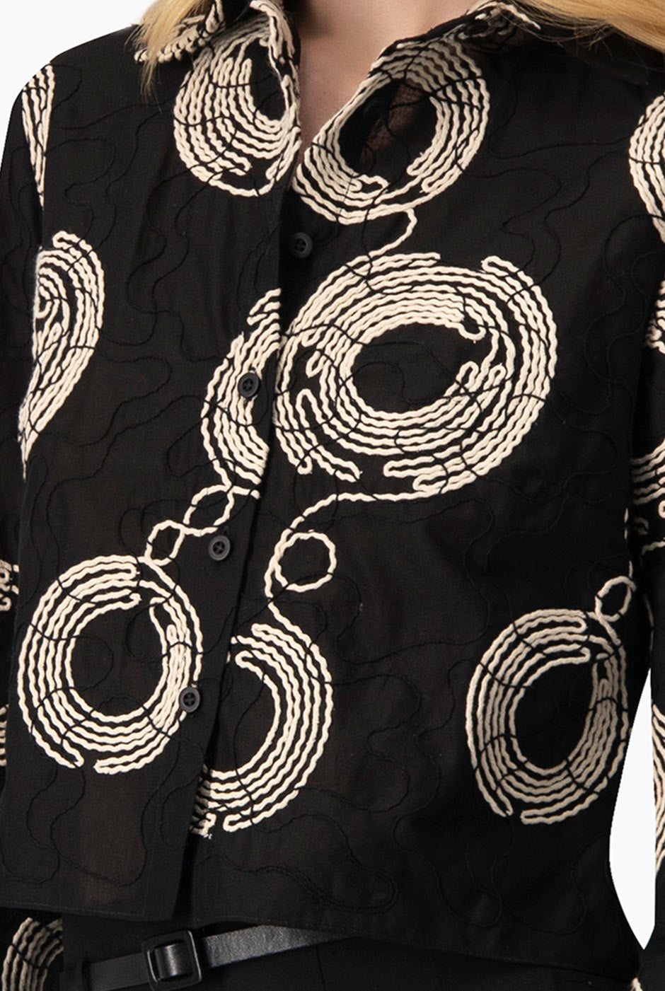 Camisa corta negra con bordado y manga larga