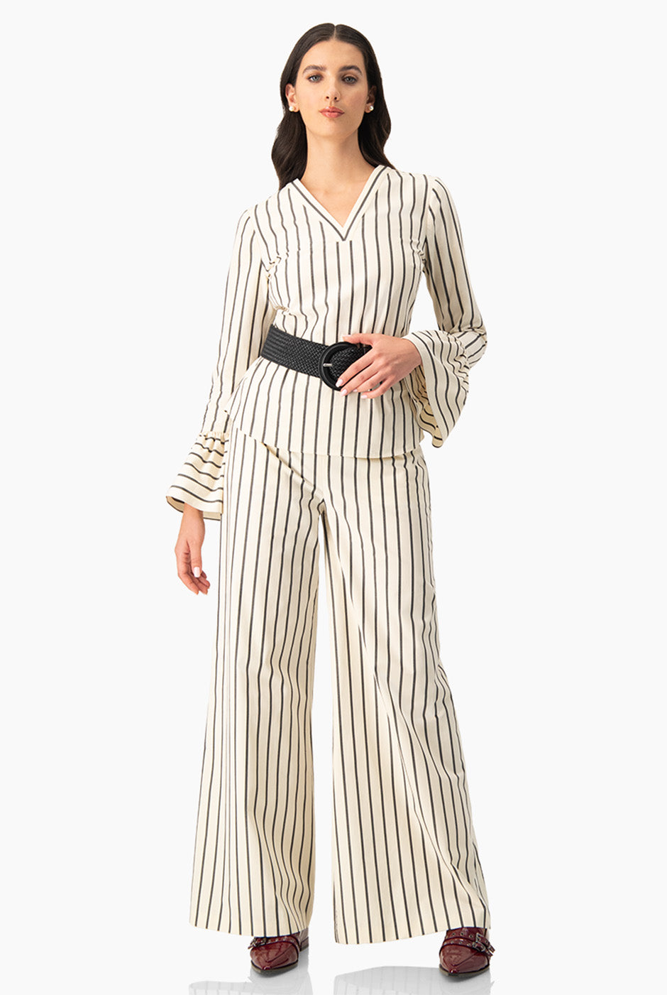 Camisa rayada de manga larga con escote en V y volantes