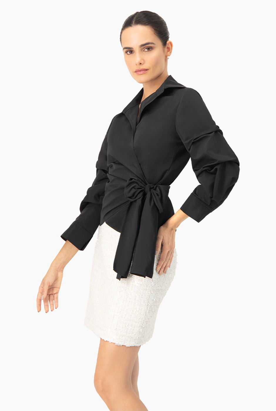 Camisa negra cruzada de manga larga con lazo en cintura