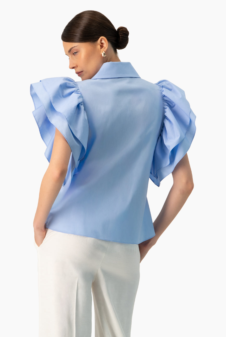 Camisa azul claro con volantes en mangas