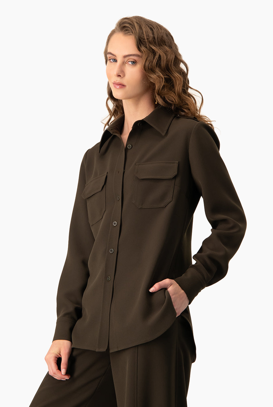 Camisa clásica verde olivo con charreteras y bolsillos
