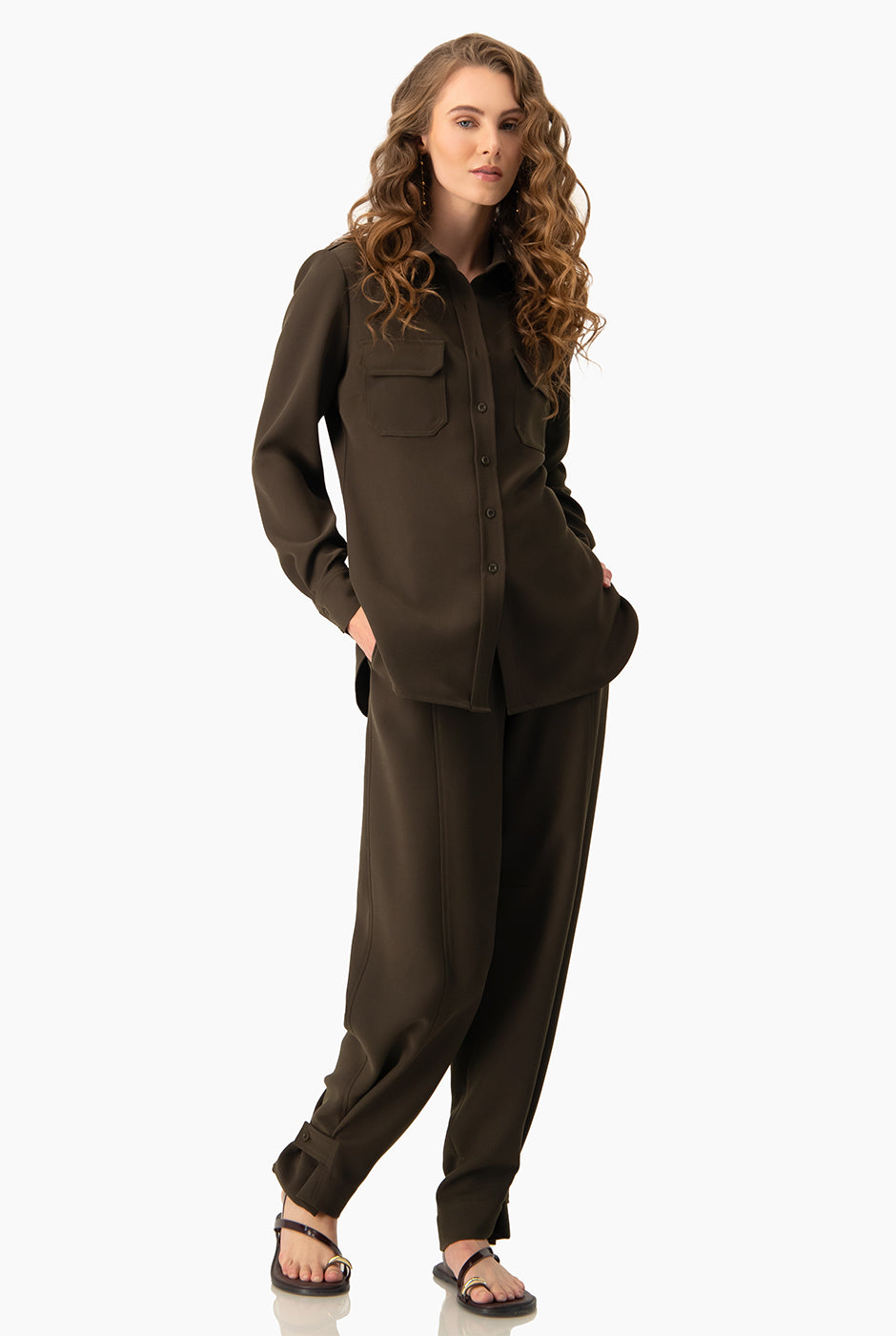 Camisa clásica verde olivo con charreteras y bolsillos