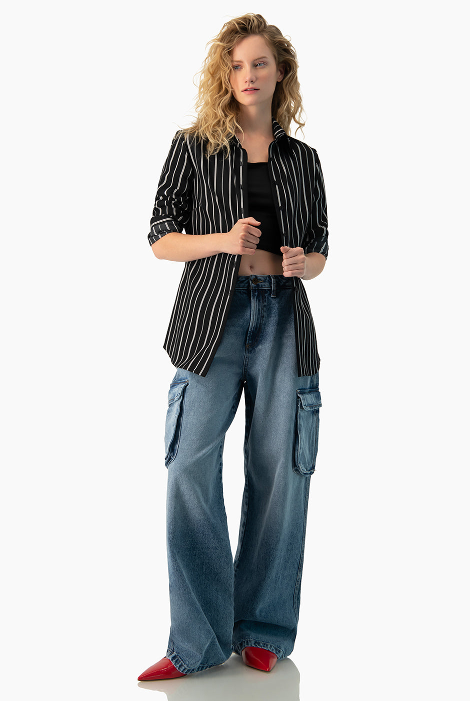 Camisa recta negra con rayas verticales y mangas largas