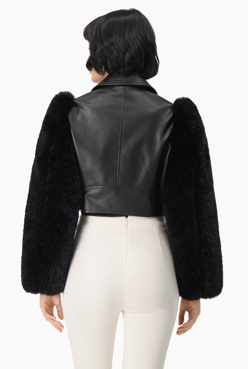 Chamarra negra de ecopiel con mangas de pelo sintético y cinturón