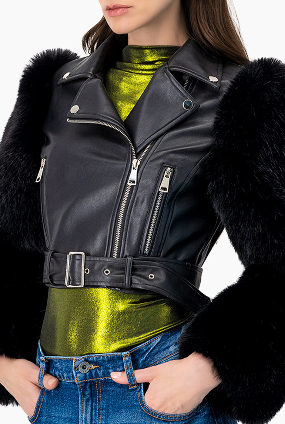 Chamarra negra de ecopiel con mangas de pelo sintético y cinturón