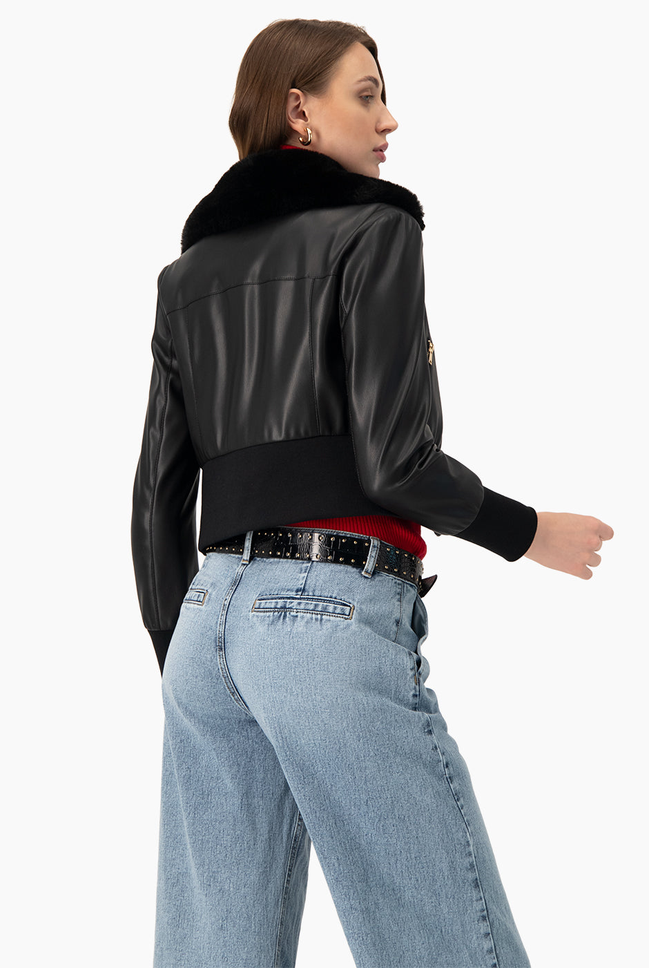 Chamarra bomber negra de ecopiel con cuello de pelo sintético