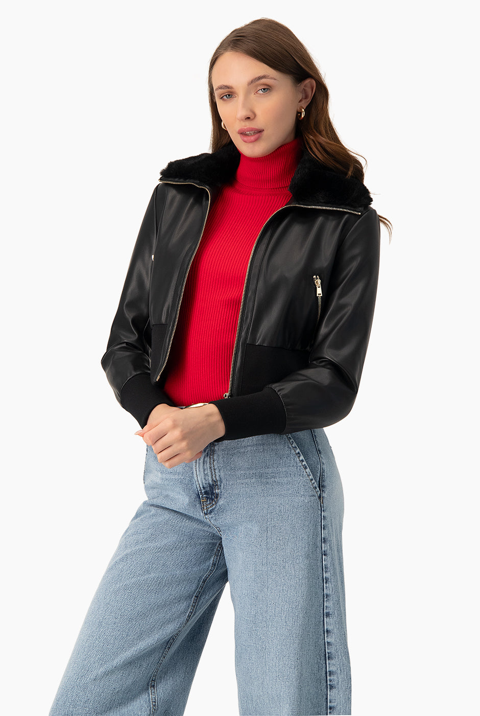 Chamarra bomber negra de ecopiel con cuello de pelo sintético