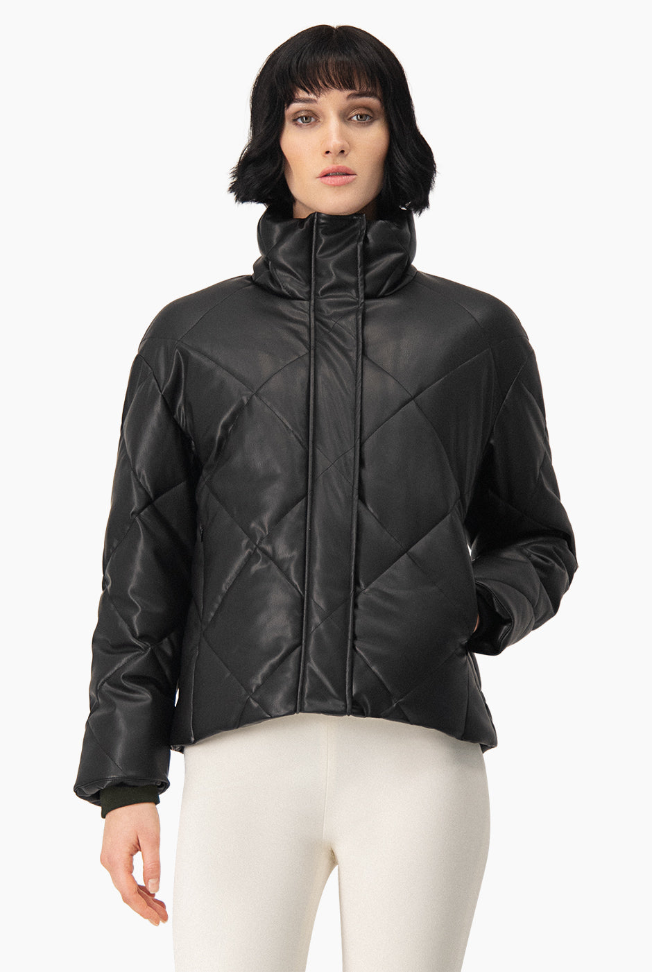 Chamarra puffer negra de ecopiel con cuello alto