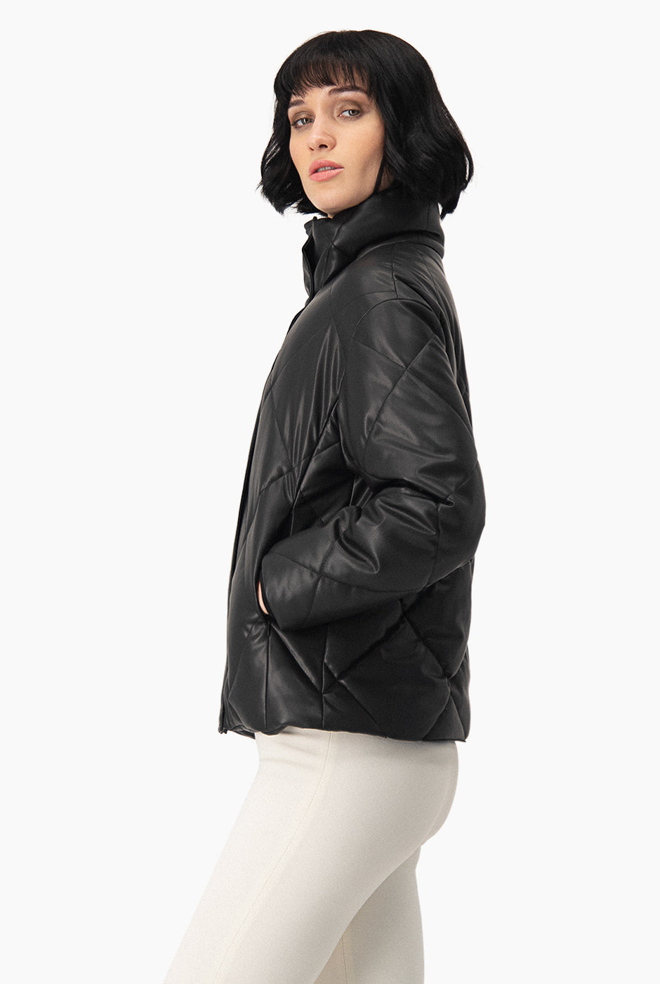 Chamarra puffer negra de ecopiel con cuello alto