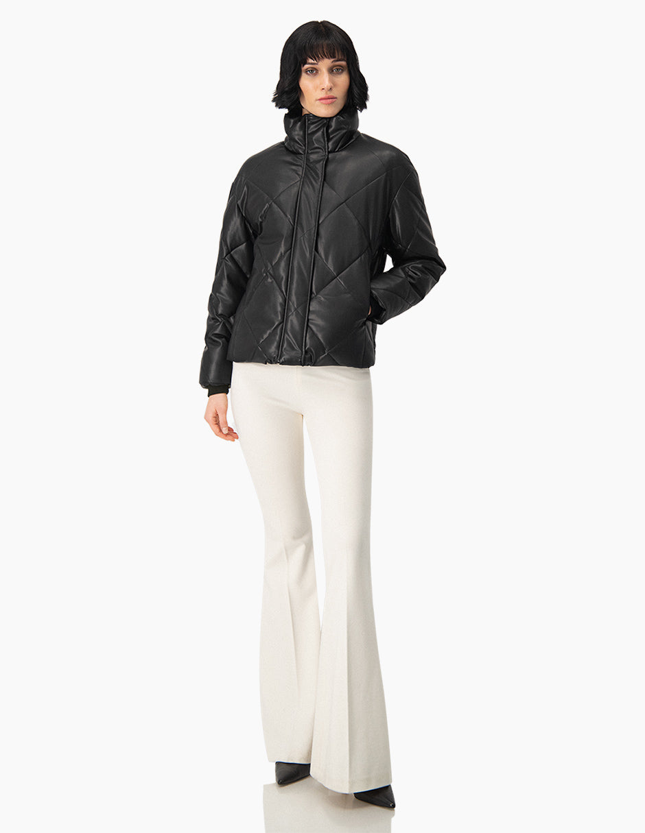 Chamarra puffer negra de ecopiel con cuello alto