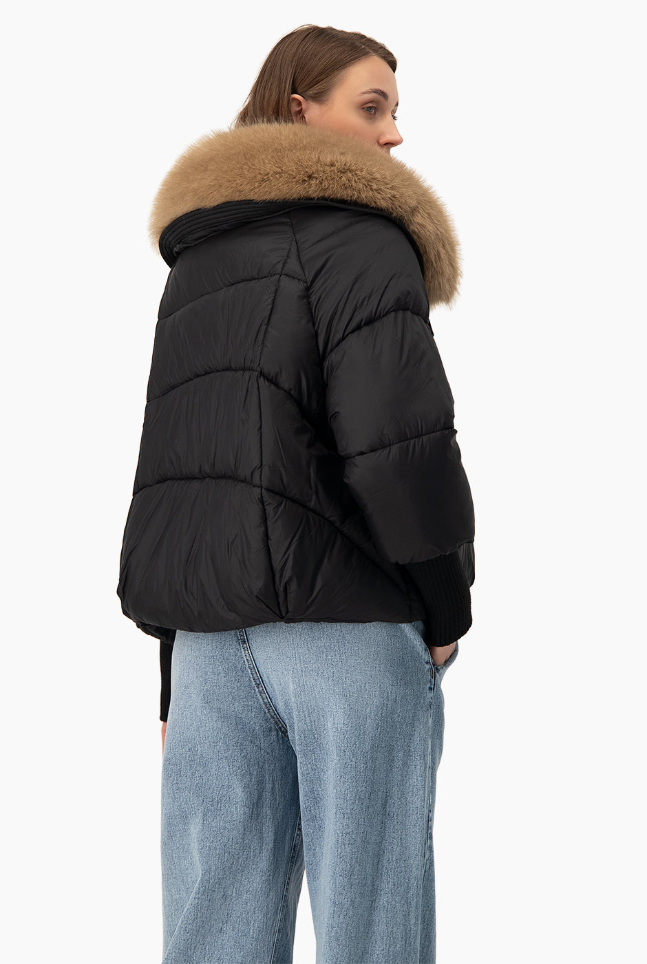 Chamarra negra puffer con cuello de pelo sintético desmontable