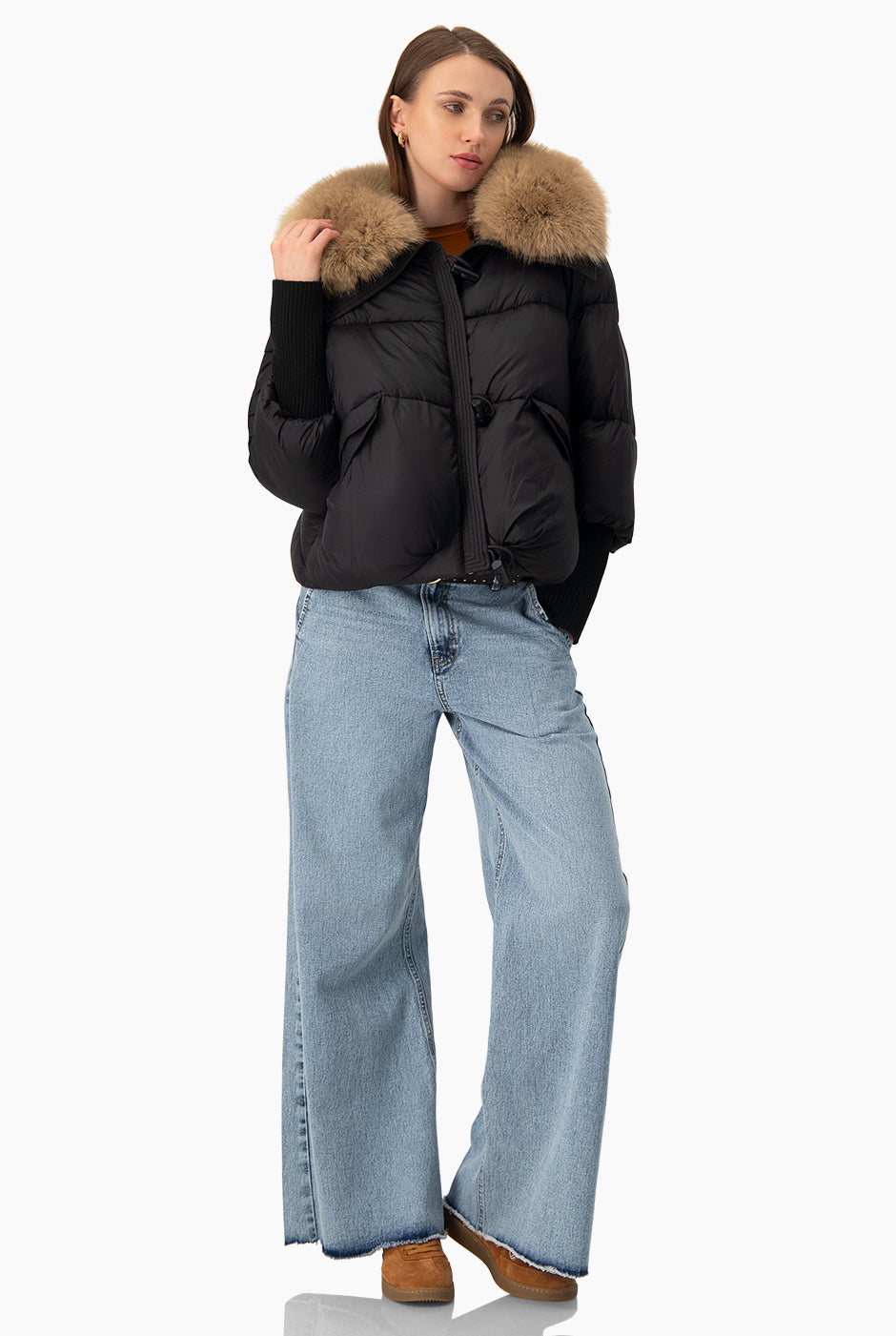 Chamarra negra puffer con cuello de pelo sintético desmontable