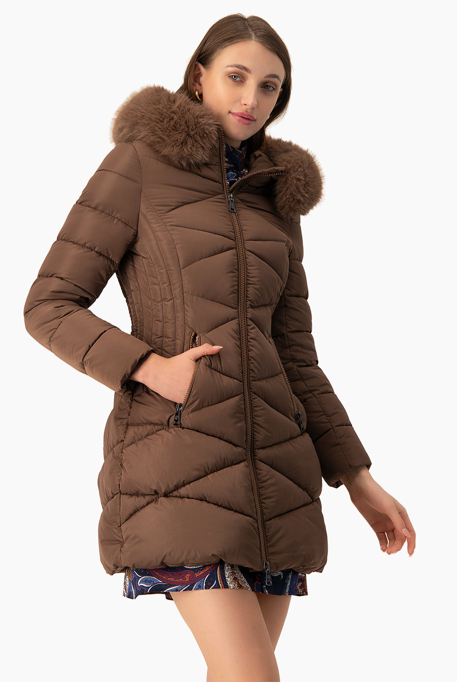 Chamarra capitonada café con capucha desmontable y cinturón