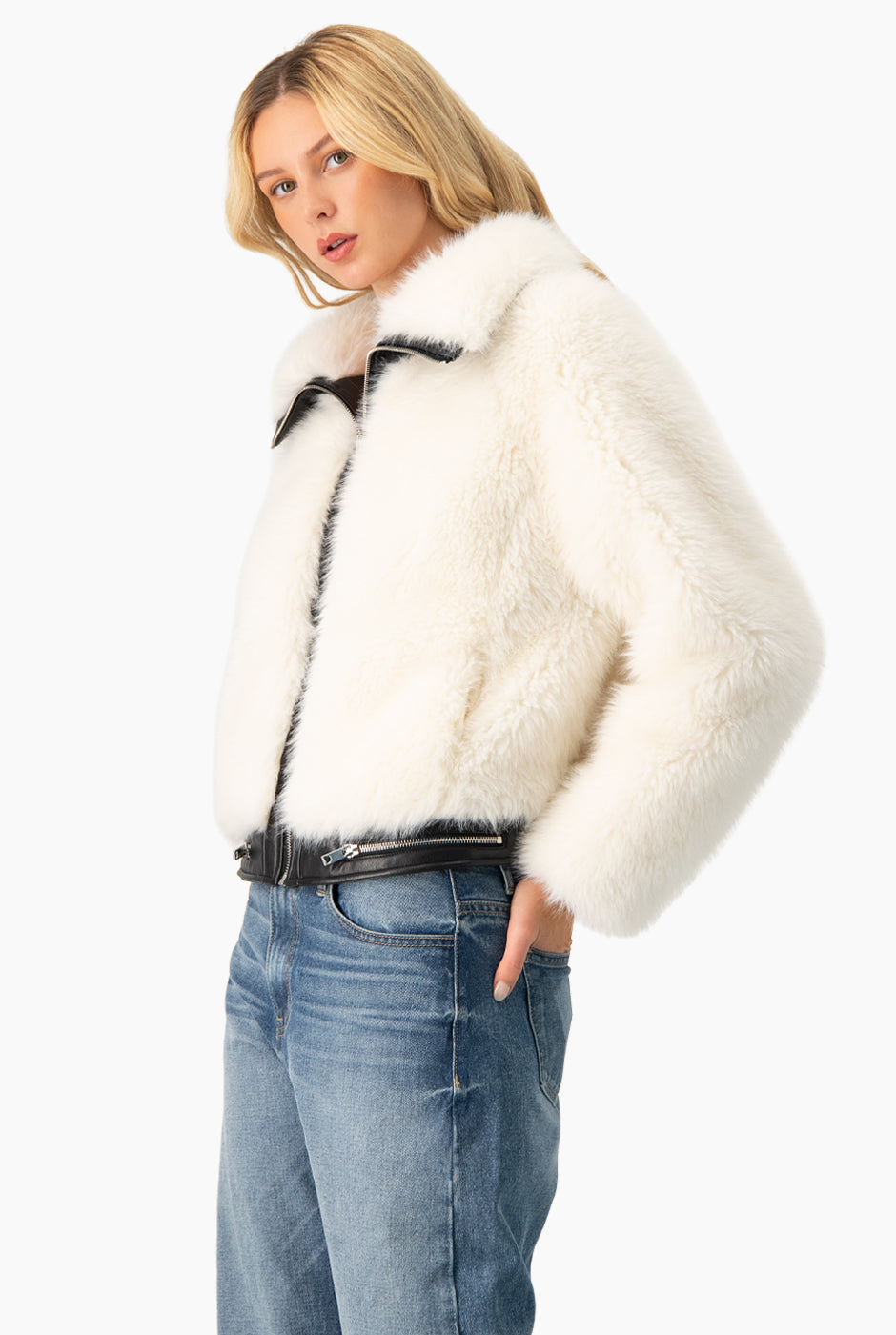 Chamarra Biker Fur Off-White con ecopiel y bolsillos laterales