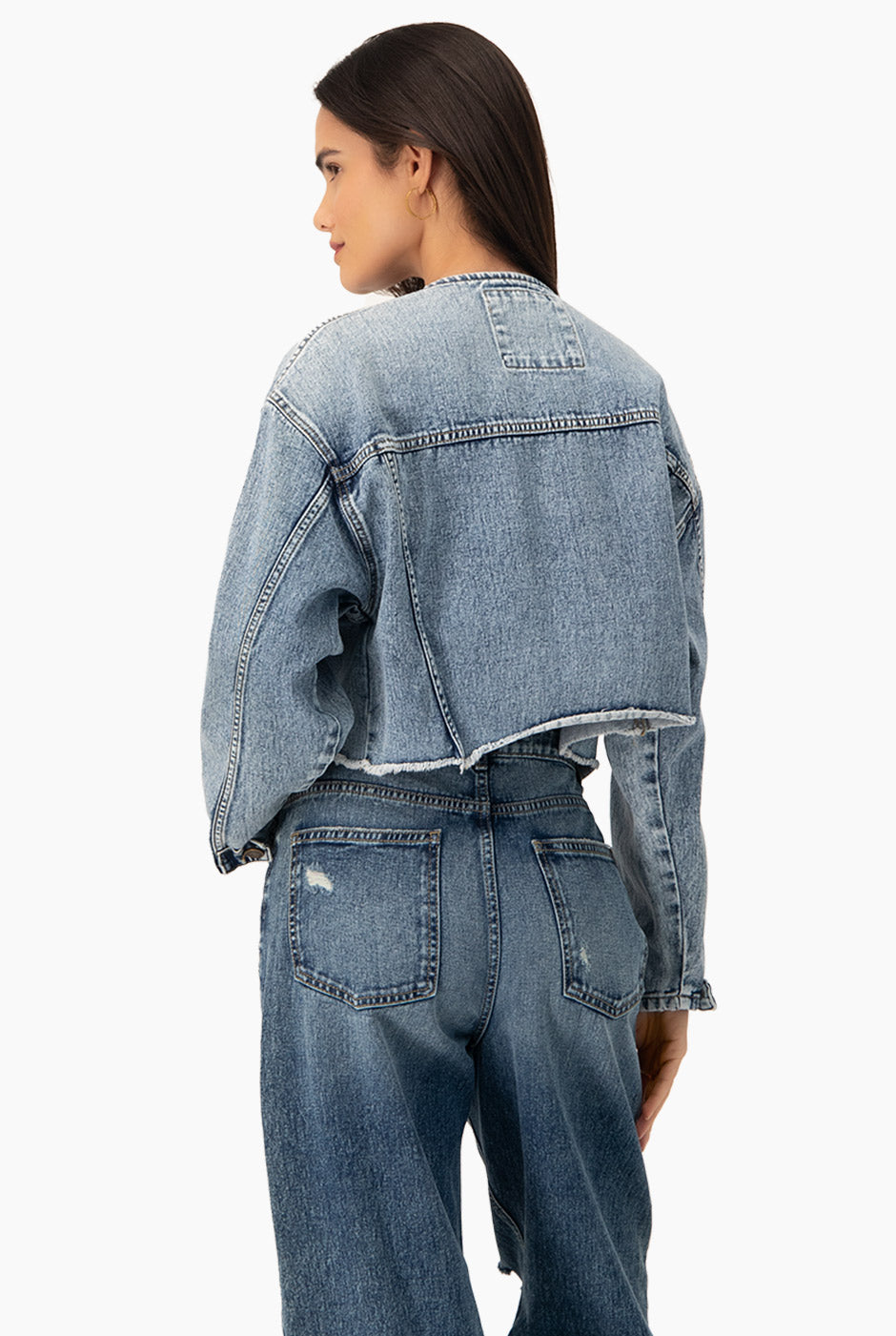 Chamarra denim corta azul claro con botones y bolsillos frontales