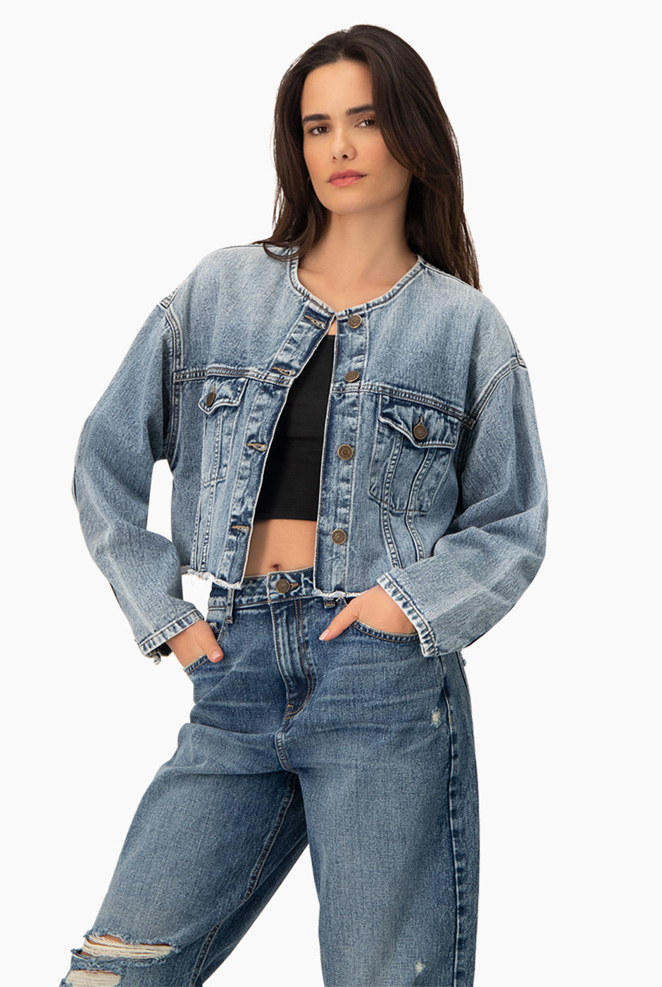 Chamarra denim corta azul claro con botones y bolsillos frontales