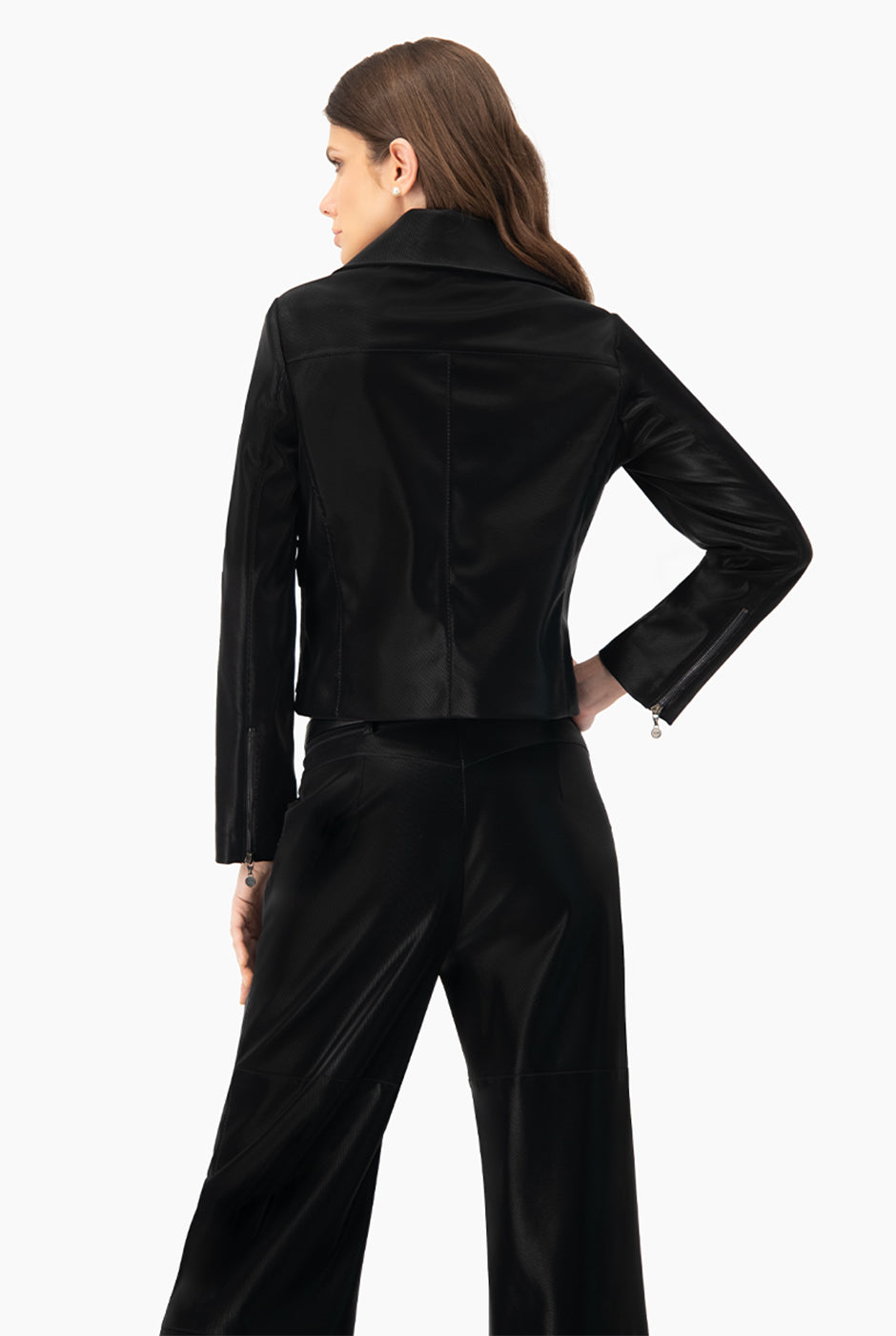 Chamarra Biker negra corta con cierre y bolsillos