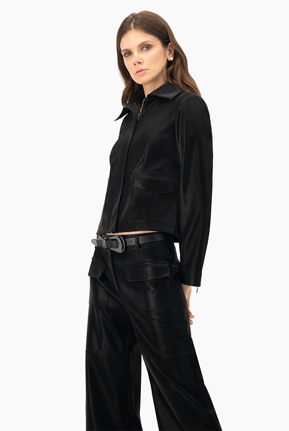 Chamarra Biker negra corta con cierre y bolsillos