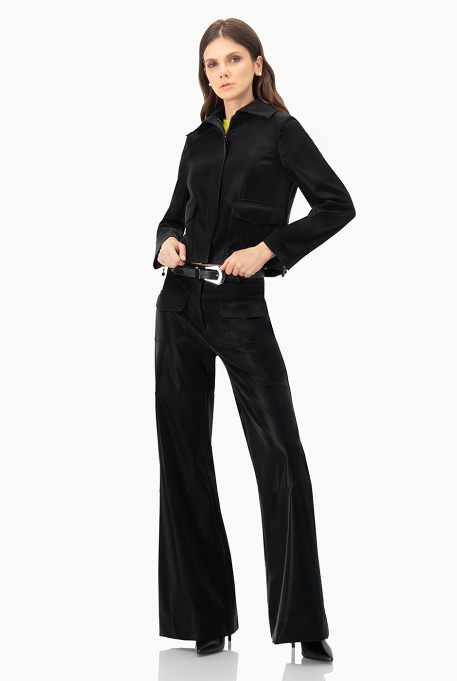 Chamarra Biker negra corta con cierre y bolsillos