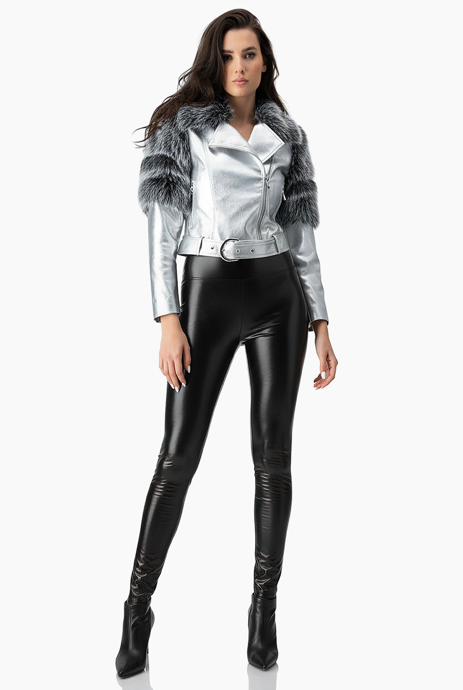 Chamarra corta plateada con peluche en mangas y cinturón a juego.