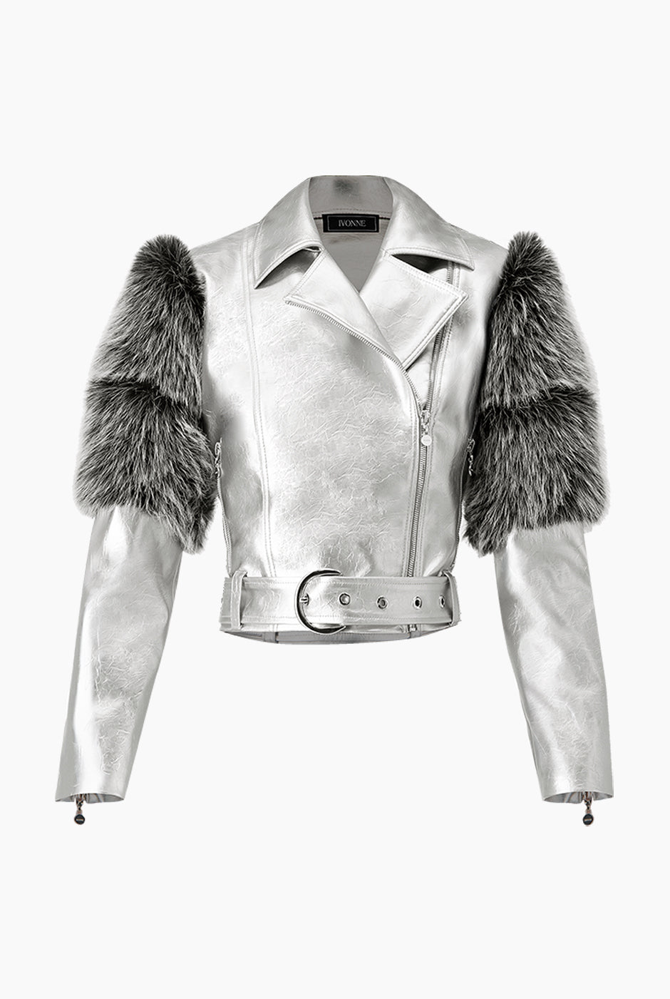 Chamarra corta plateada con peluche en mangas y cinturón a juego.