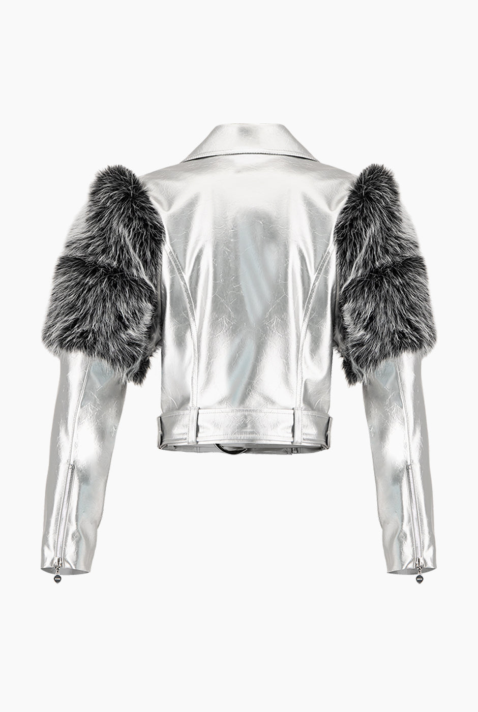 Chamarra corta plateada con peluche en mangas y cinturón a juego.