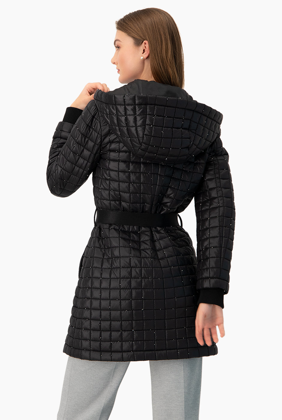 Chamarra larga acolchonada negra con cinturón y capucha