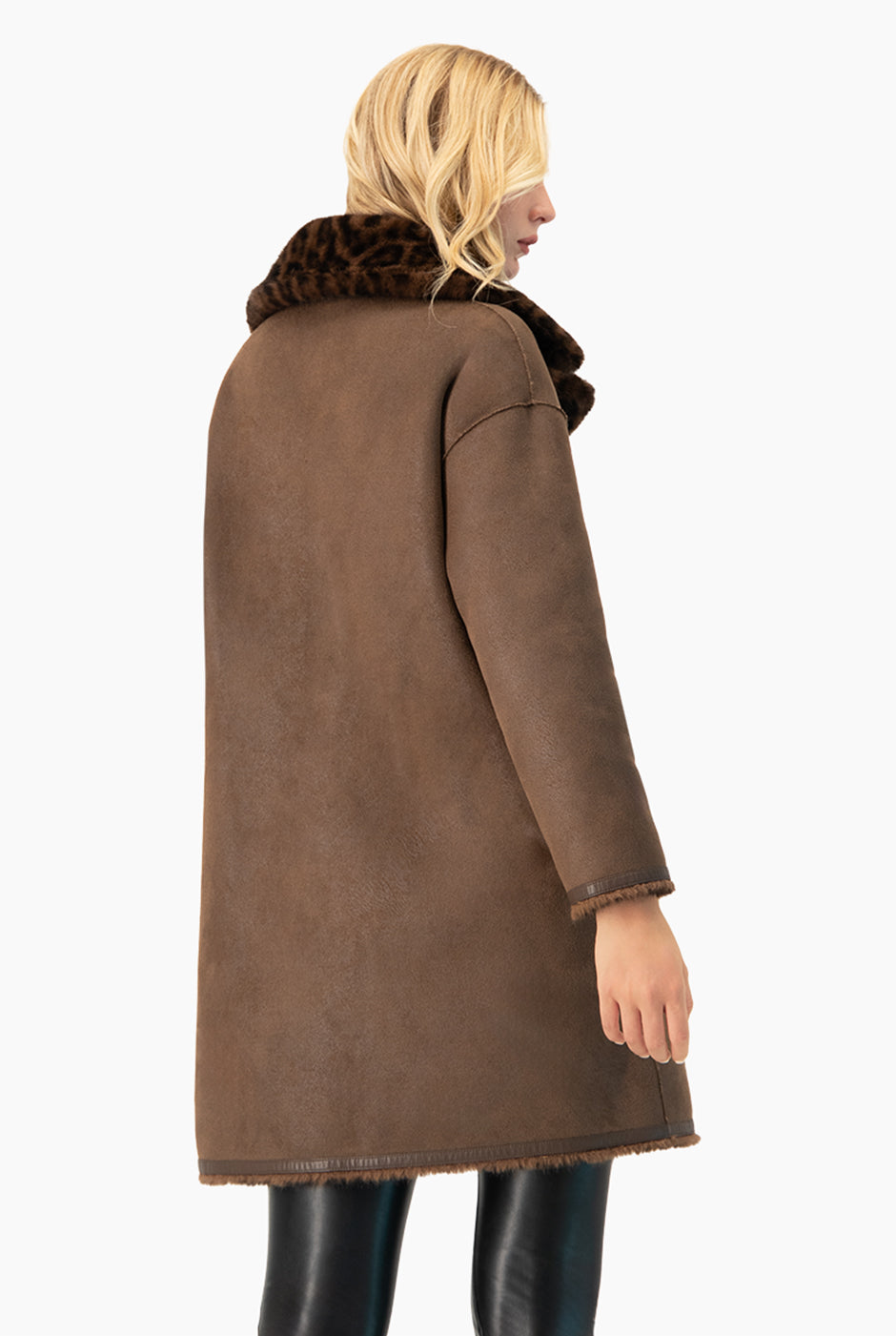 Abrigo largo reversible con estampado de leopardo y cinto