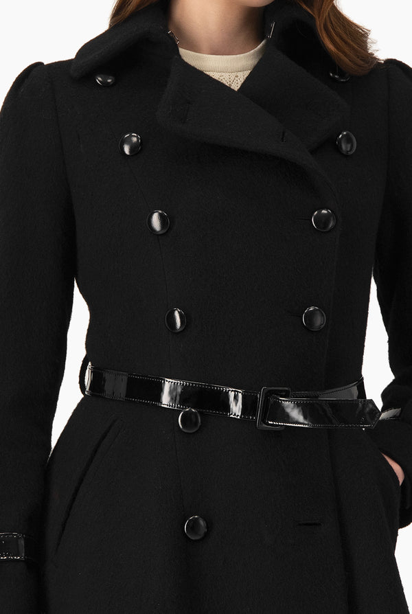 Abrigo negro de doble botonadura