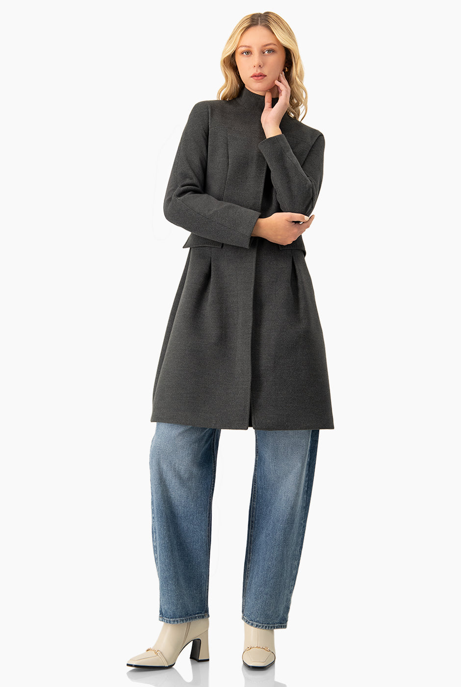 Abrigo largo gris oxford con cierre frontal y cuello alto