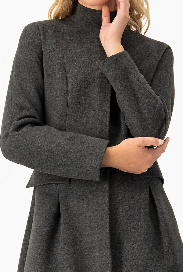 Abrigo largo con cierre frontal